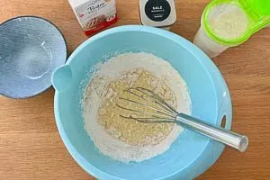 Mehl, Puderzucker, Salz und Eier mischen.
