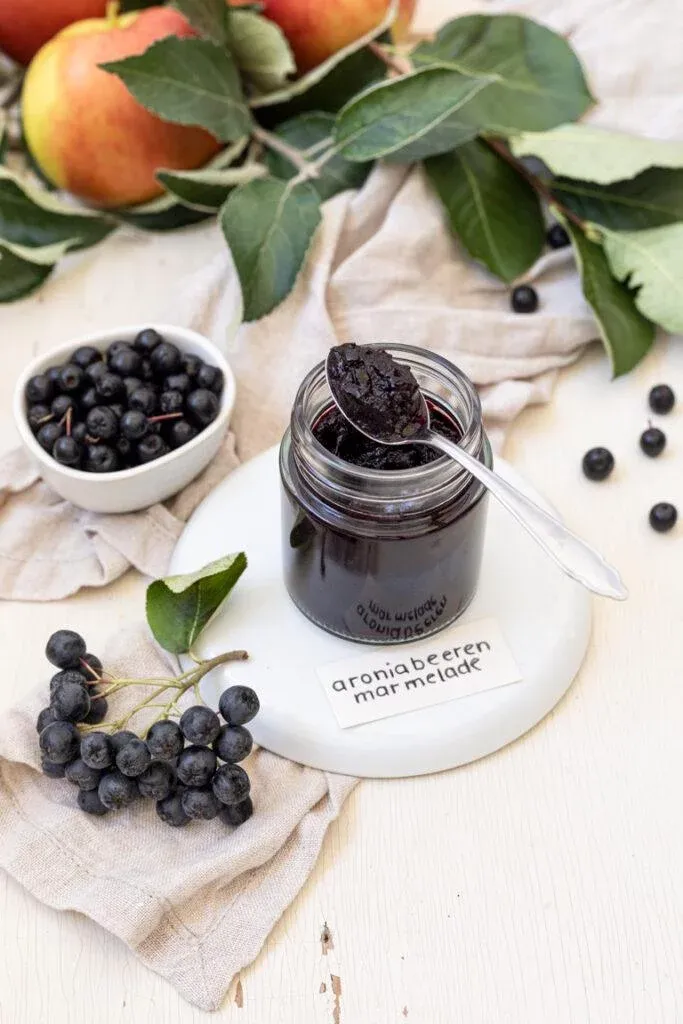 Mehrere Gläser mit frisch abgefüllter Aronia-Apfel-Marmelade