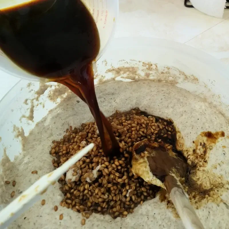 Melasse und Wasser hinzufügen