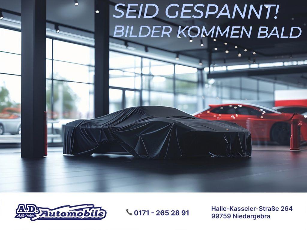 Luxuriöser Innenraum einer Mercedes-Benz S-Klasse mit Leder und Holzdetails