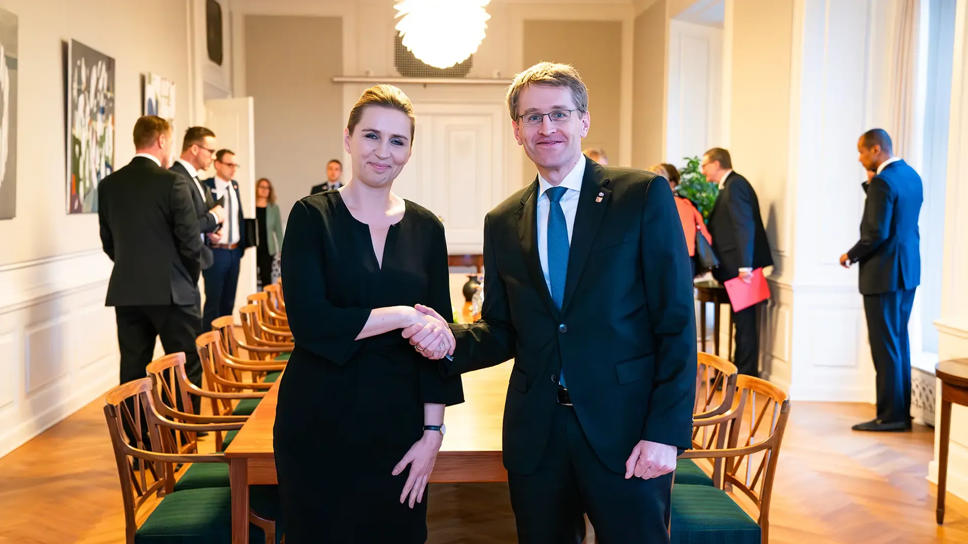 Mette Frederiksen, Ministerpräsidentin Dänemarks, im Gespräch mit deutschen Politikern