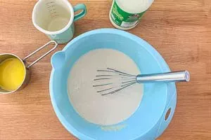 Milch und Wasser unterrühren.