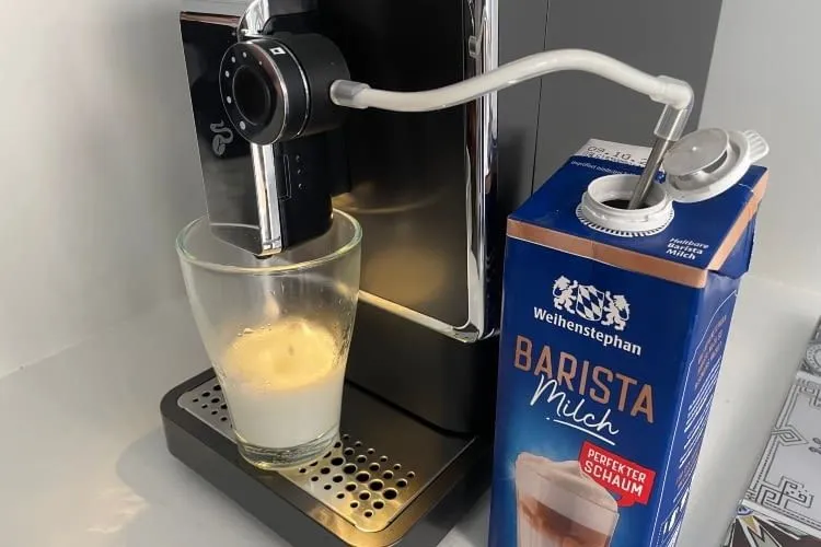 Mit Kuhmilch produzierte die Esperto Pro guten Milchschaum, bei Hafermilch kam die Maschine schnell an ihre Grenzen