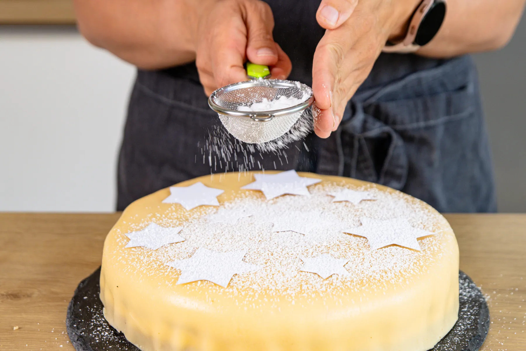 Mohn-Marzipan-Torte mit Puderzucker bestäuben