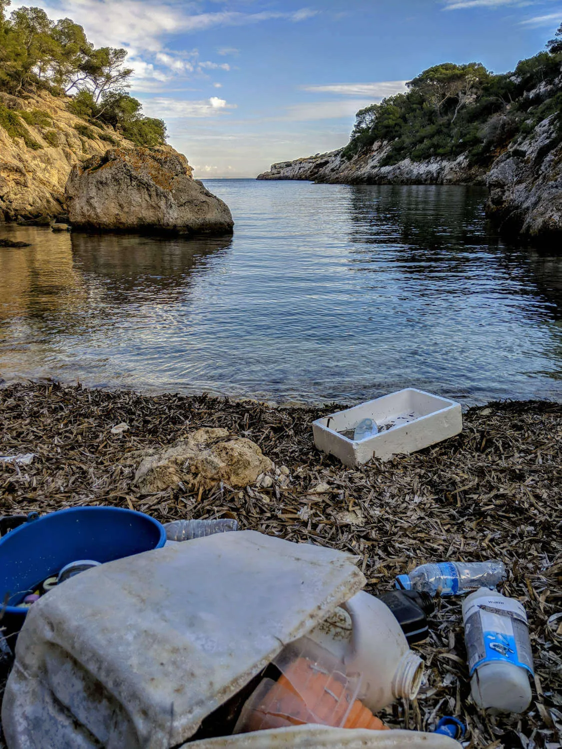 Müll an einer Bucht auf Mallorca