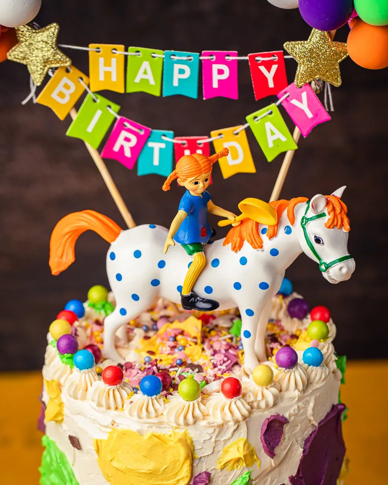 Nahaufnahme der bunten Streusel und der Pippi Langstrumpf Figur auf der Torte