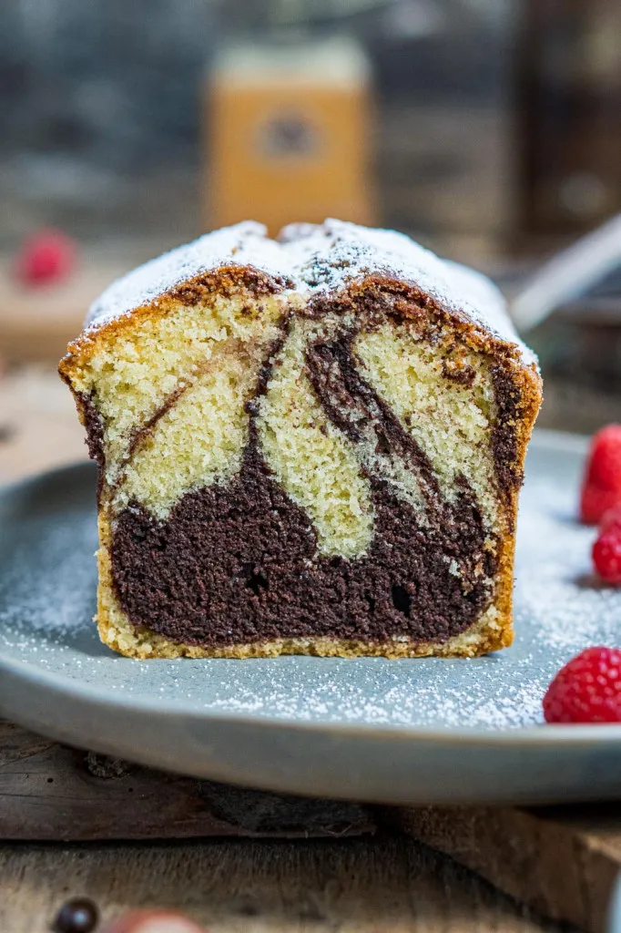 Nahaufnahme des saftigen Inneren eines Marmorkuchens