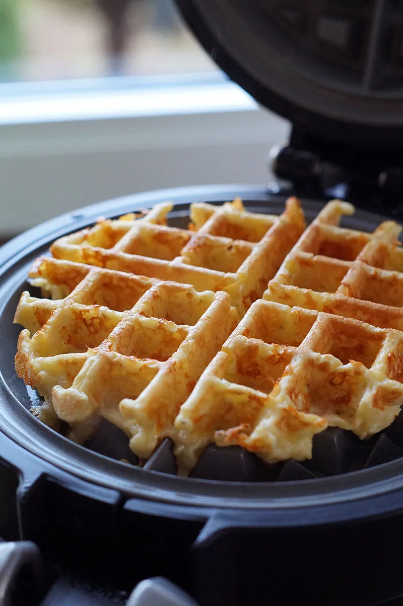Nahaufnahme einer fertig gebackenen, goldenen Waffel