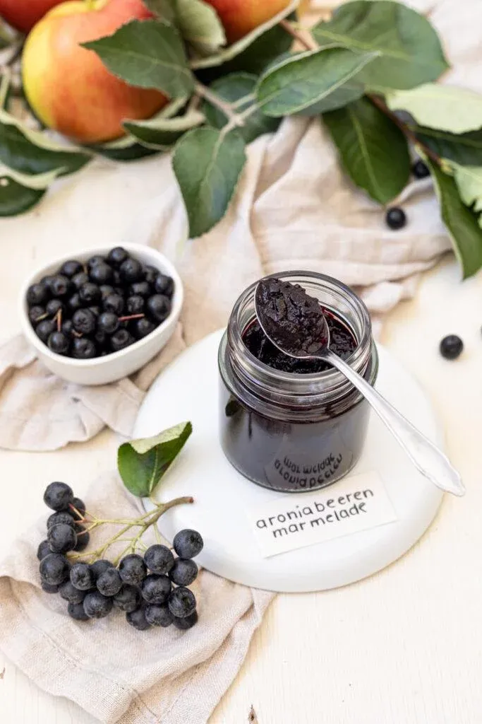 Nahaufnahme eines Löffels mit Aronia-Apfel-Marmelade