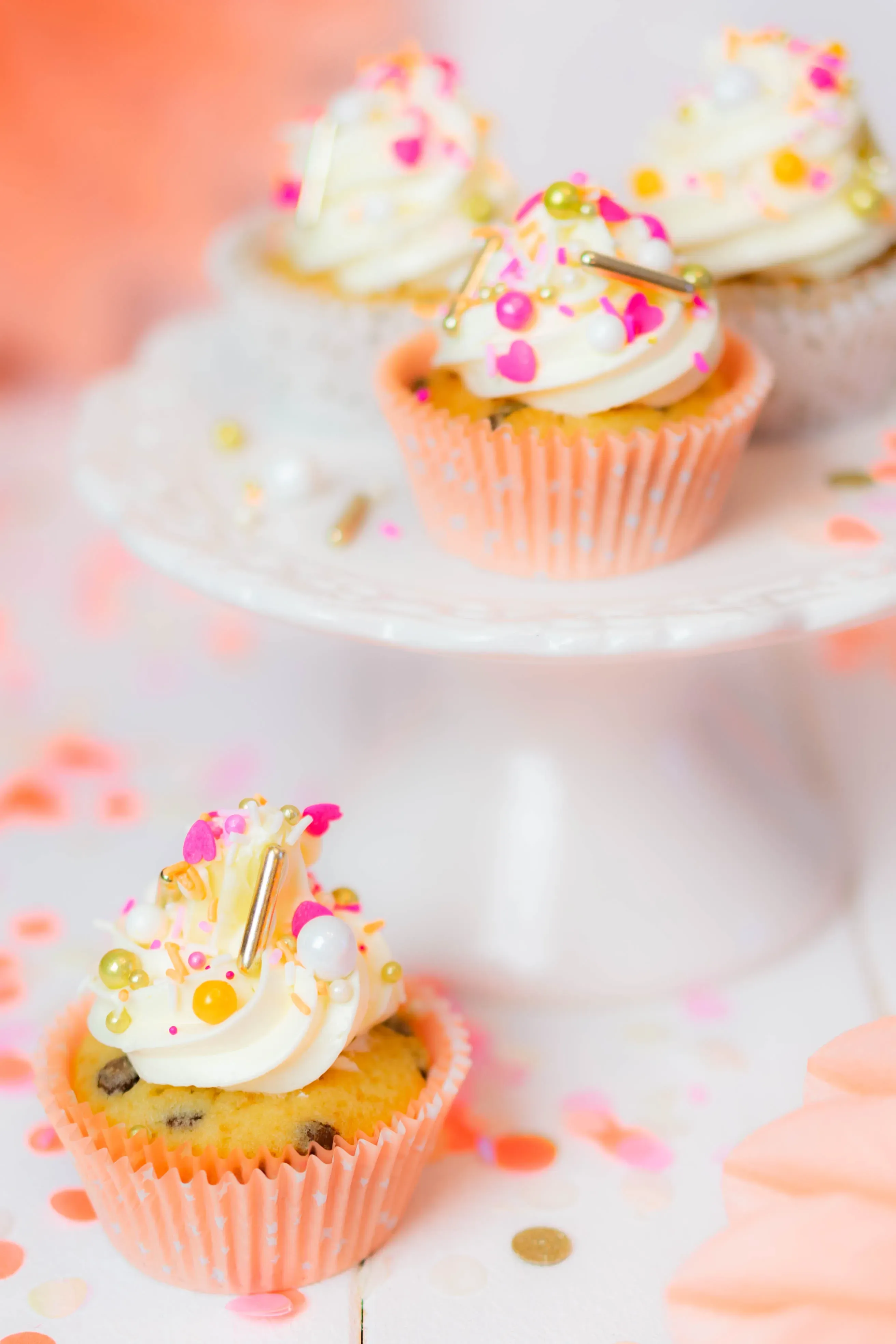 Nahaufnahme von Geburtstagsmuffins mit Frosting und Streuseln