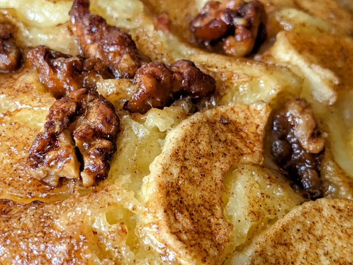 Nahaufnahme von Walnüssen und Äpfeln mit Zimtbestreuung aus einem Aldi Apfel-Walnuss-Kuchen von Deutsche Kuche.