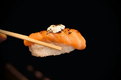 Nigiri wird mit den Händen geformt und nicht gerollt
