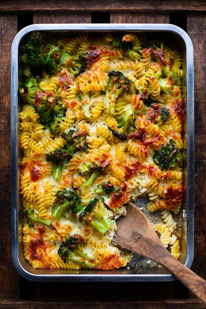 Nudelauflauf mit Brokkoli, überbacken mit Käse in einer Auflaufform.