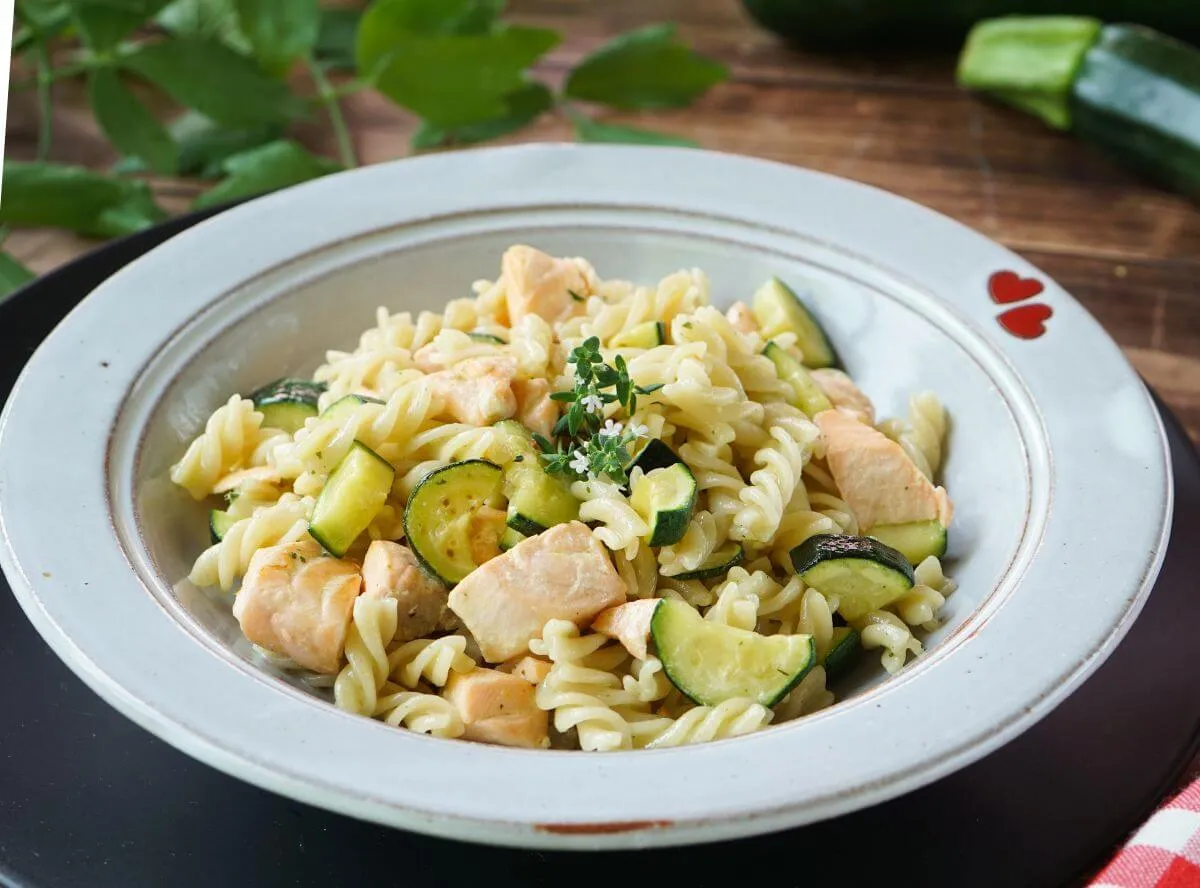 Nudeln mit Zucchini und Lachs