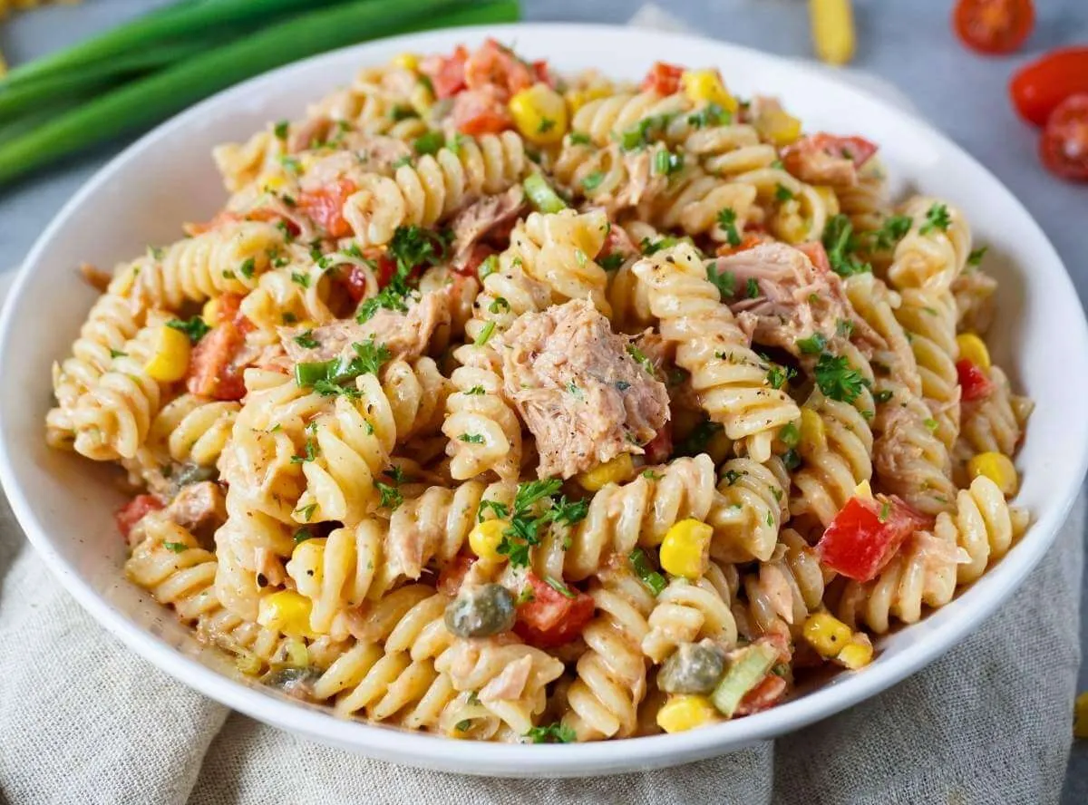 Nudelsalat mit Thunfisch, Paprika und Mais