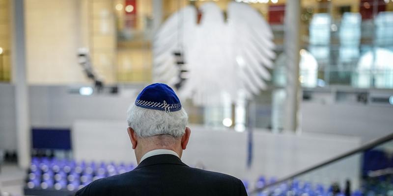 Olaf Scholz hält eine Rede in der Gedenkstätte Auschwitz-Birkenau und betont die deutsche Verantwortung für die Verbrechen des Nationalsozialismus