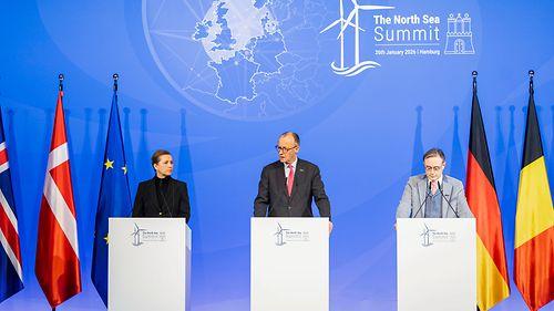 Porträt von Bundeskanzler Olaf Scholz in offizieller Pose
