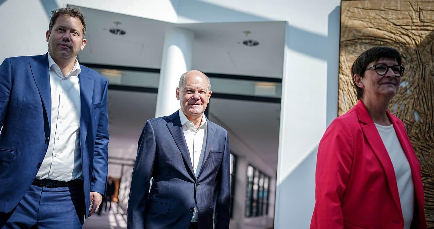 Ein nachdenkliches Porträt von Olaf Scholz, dem neunten Bundeskanzler, im Kanzleramt.