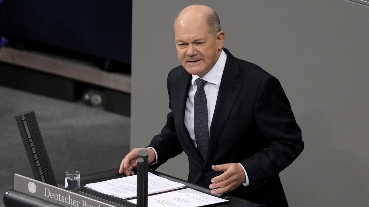 Olaf Scholz bei einer Rede im Bundestag über Deutschlands Zukunft und Herausforderungen