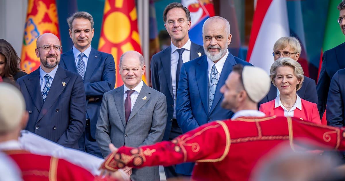 Bundeskanzler Olaf Scholz im Gespräch mit Ministerpräsident Edi Rama von Albanien bei einem diplomatischen Treffen in Berlin, Deutschland