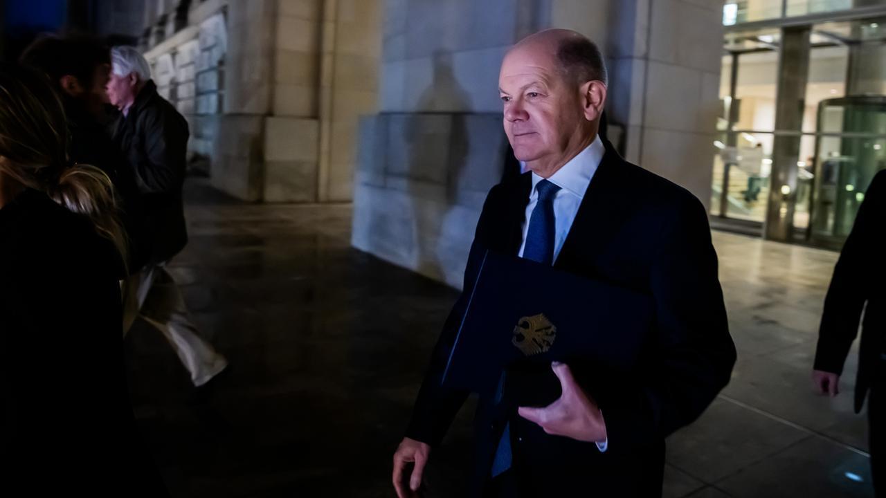 Olaf Scholz, ehemaliger Bundeskanzler, bei einem wichtigen politischen Auftritt in Berlin.