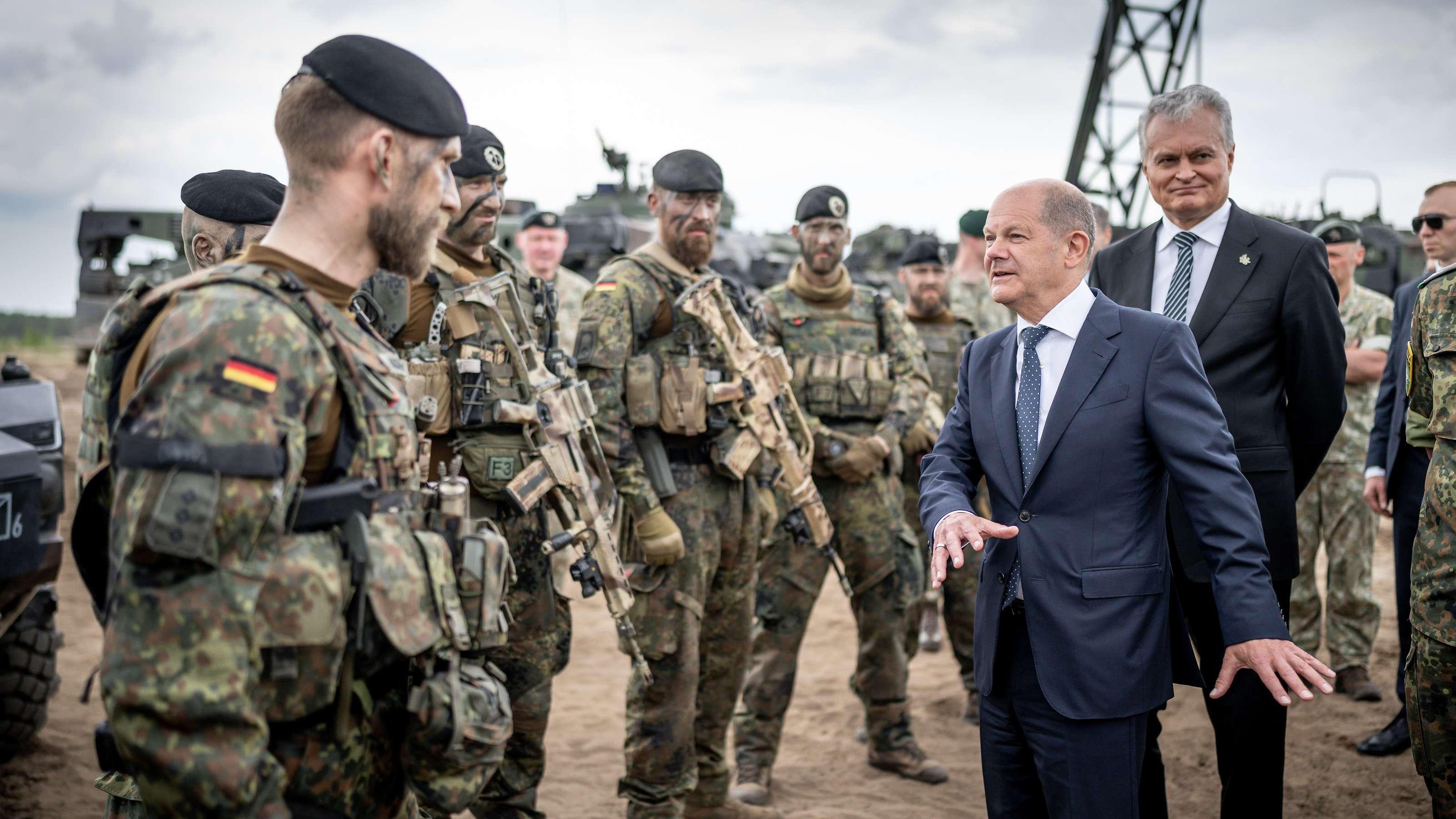 Bundeskanzler Olaf Scholz besucht litauische Soldaten in Litauen, um Solidarität zu zeigen