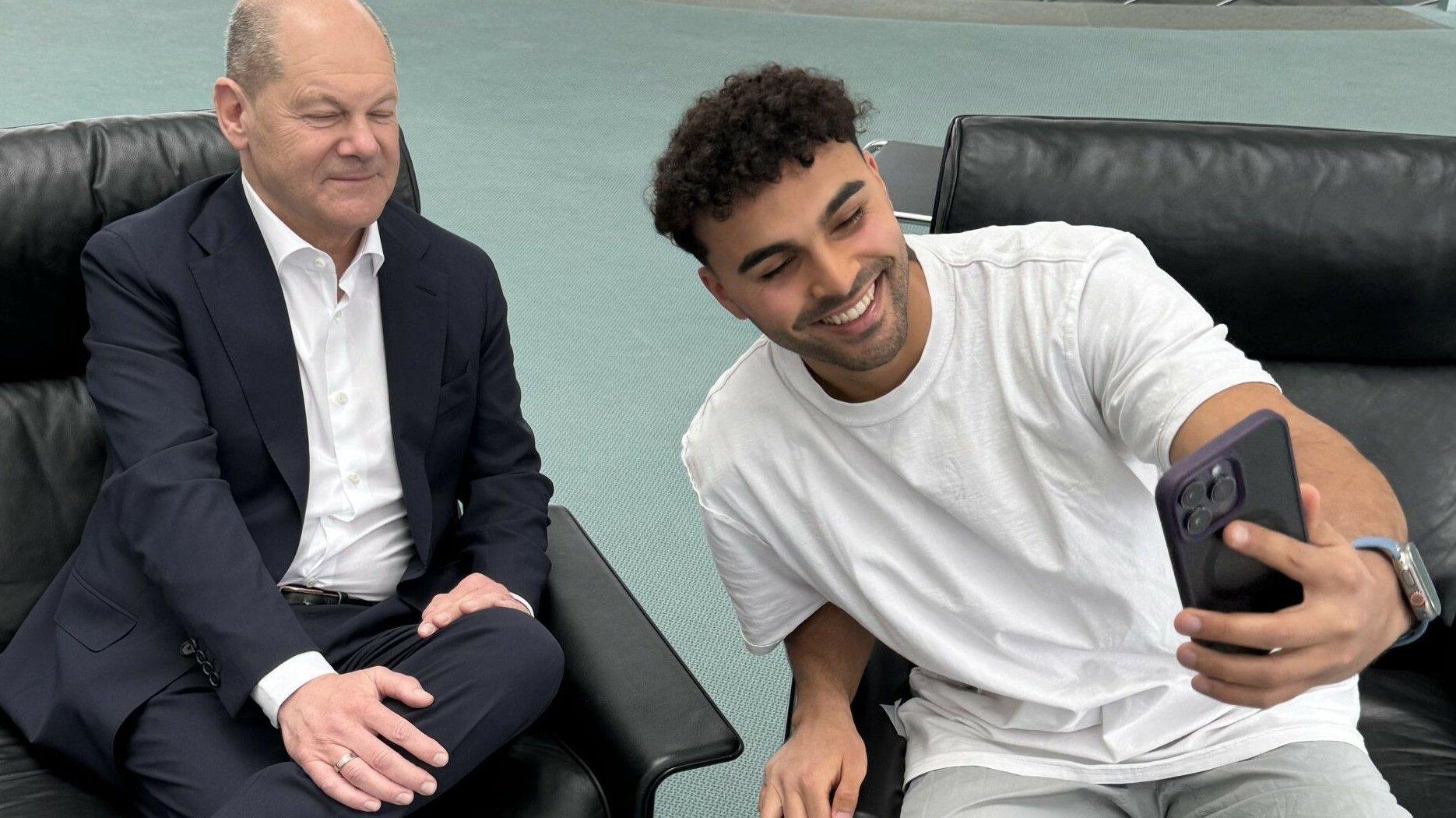 Olaf Scholz im Gespräch mit dem Influencer Younes Zarou für ein TikTok-Video.