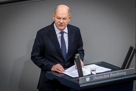 Olaf Scholz im Bundestag während der Debatte zur Vertrauensfrage 2024, ein Moment politischer Entschlossenheit.