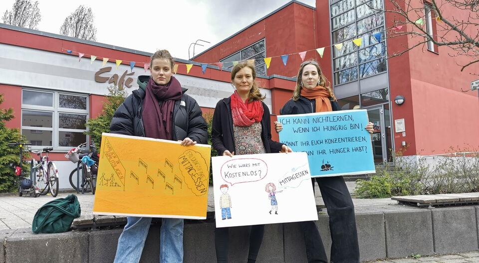 Olaf Scholz im Gespräch mit Bürgern in seinem Wahlkreis Potsdam als Bundestagsabgeordneter, nah an den Menschen.