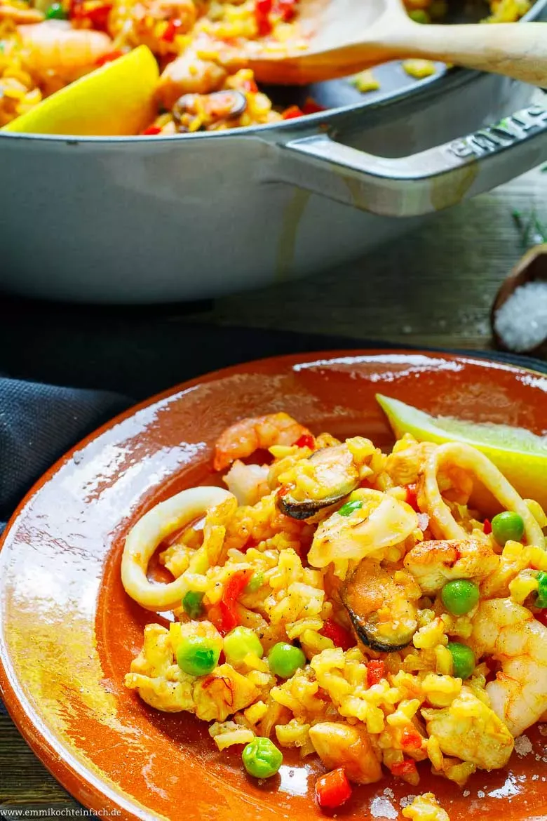 Paellapfanne mit Meeresfrüchten und Hähnchen