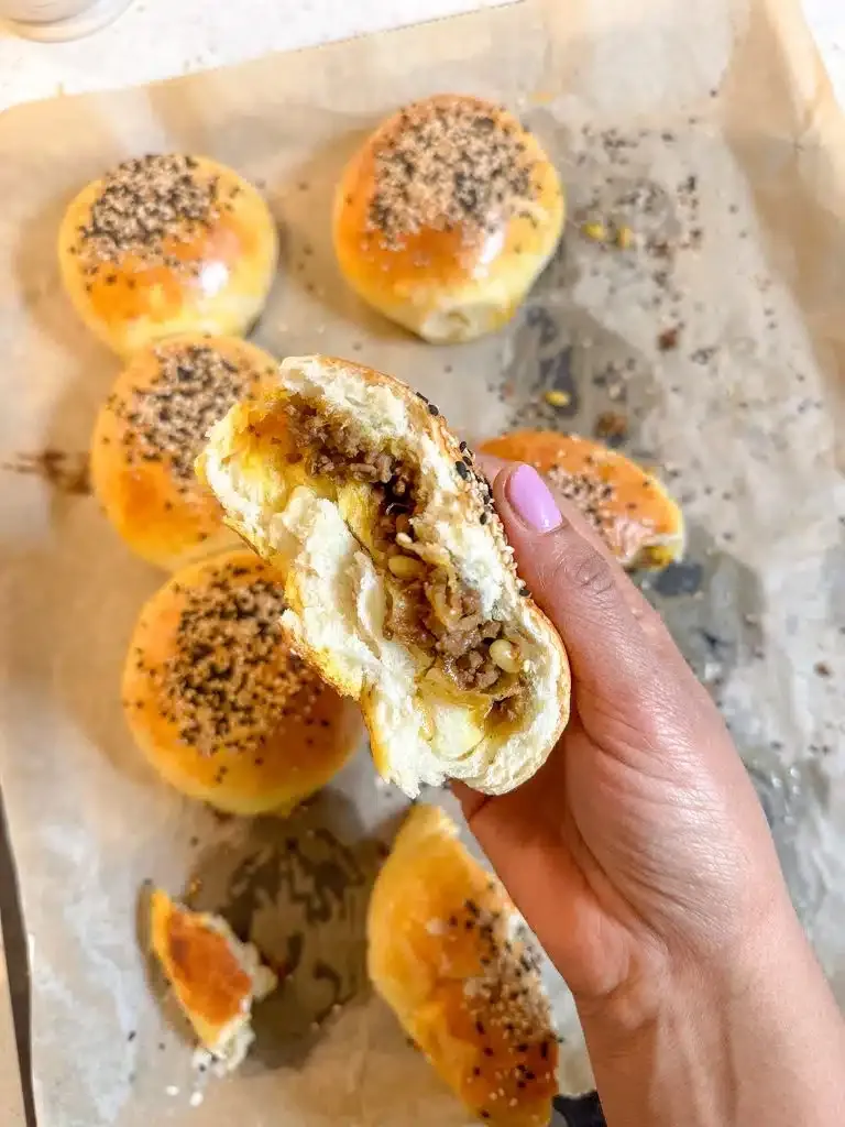 Partybrötchen gefüllt mit Hackfleisch, Zwiebeln und Pinienkernen