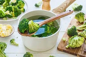 Perfekt gekochter, bissfester Brokkoli wird serviert