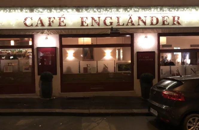 Perfekt zubereitetes Wiener Schnitzel mit Beilagen im Café Englander