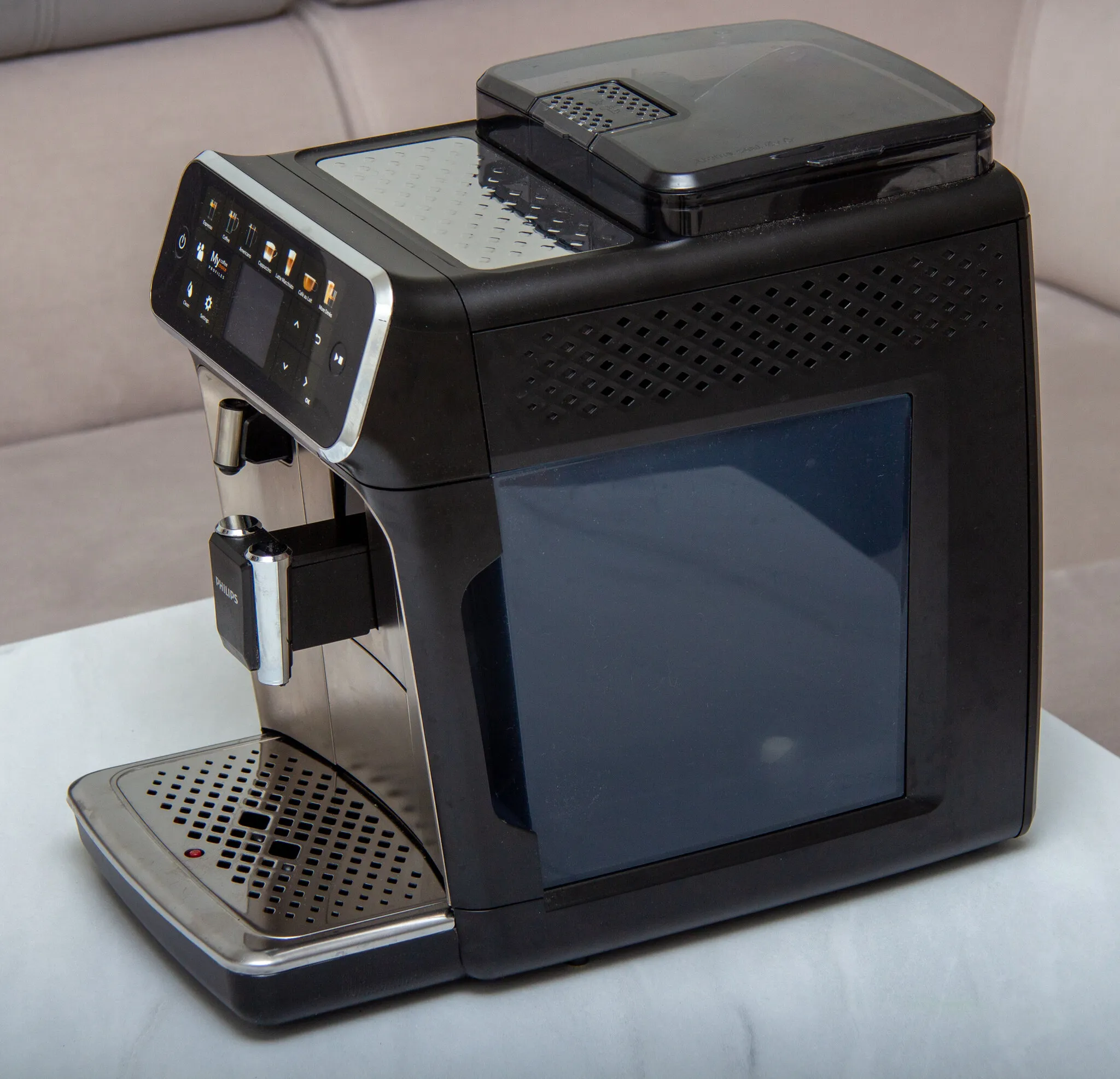 Philips 5400 LatteGo (EP5447/90) – Seitenansicht mit Wassertank