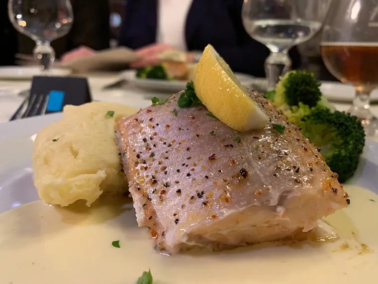 Polardorsch Hauptgericht an Bord der MS Vesterålen