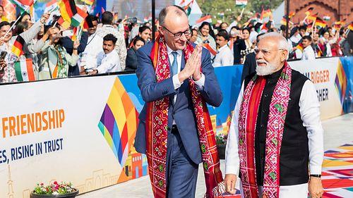 Pressekonferenz im Bundeskanzleramt mit Olaf Scholz und seinem Pressesprecher, der auf eine Frage antwortet