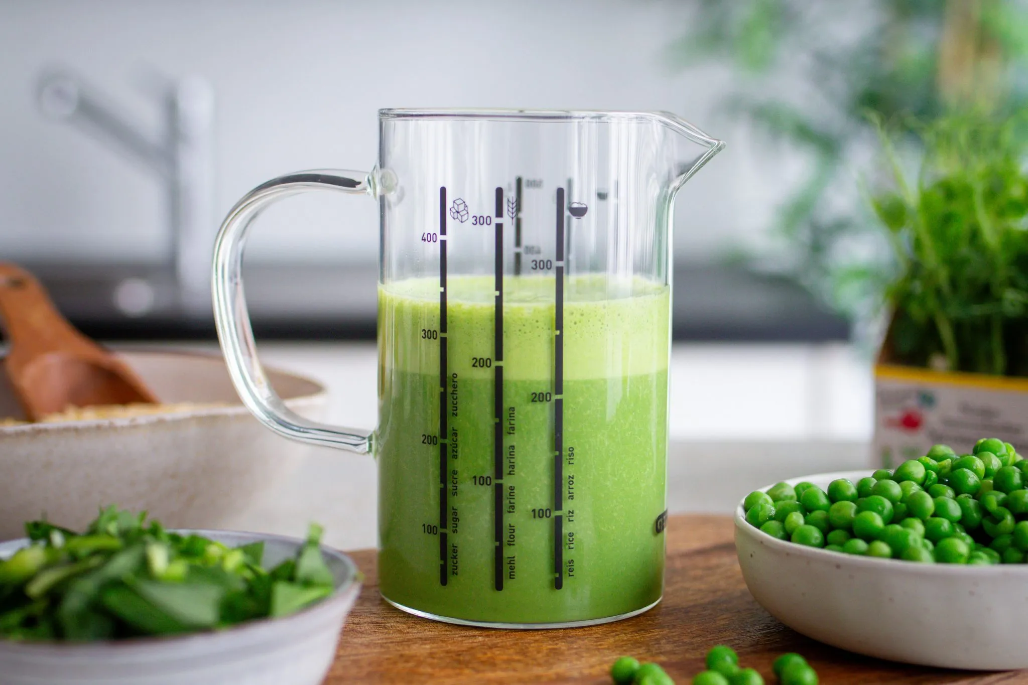 Pürieren der Bärlauch-Spinat-Mischung für den Orzo