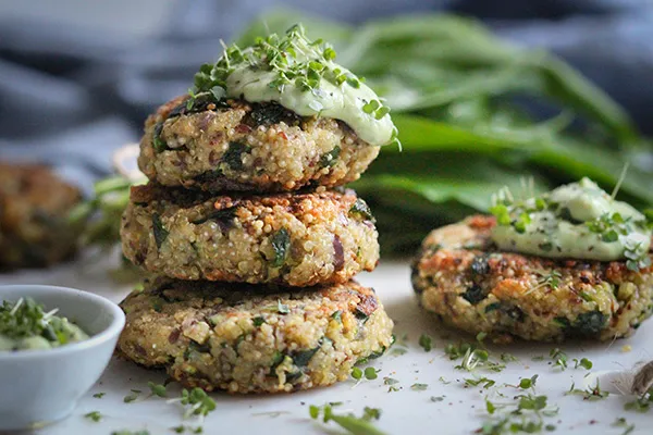 Quinoa-Bärlauch-Buletten mit Avocado-Dipp