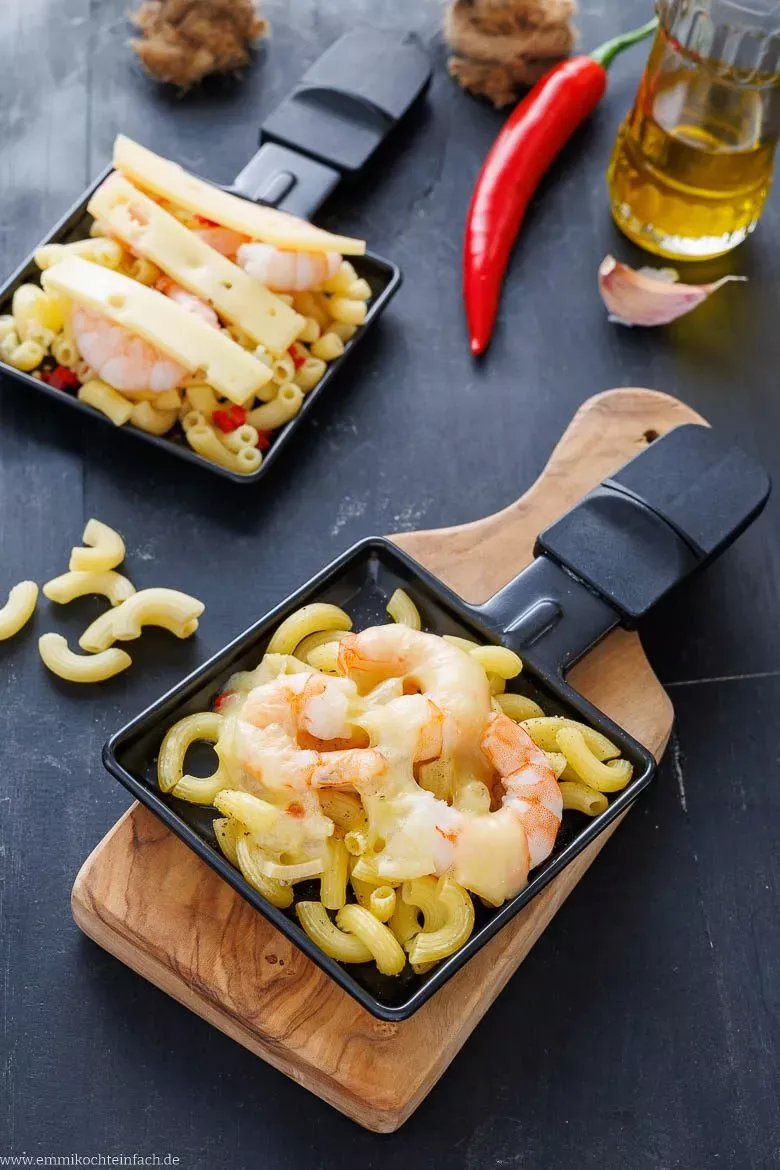 Raclette-Idee mit Pasta und Garnelen