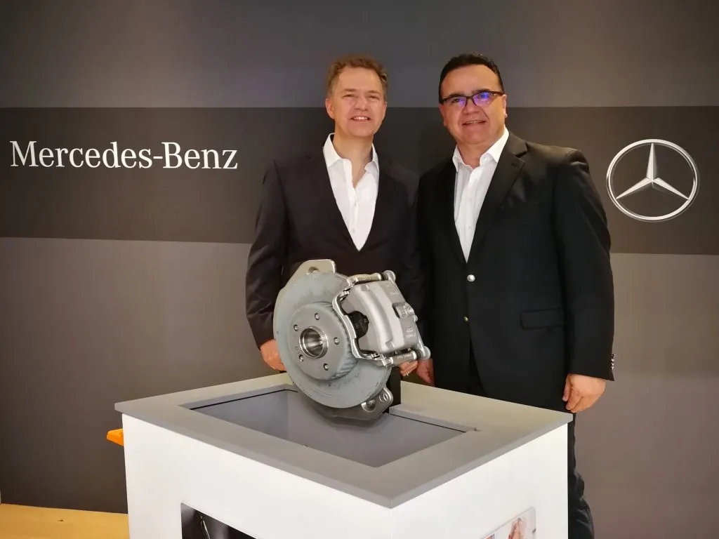 Ralf Krieger (links) steht mit Walter Bauch vor einem Mercedes-Benz-Schild.