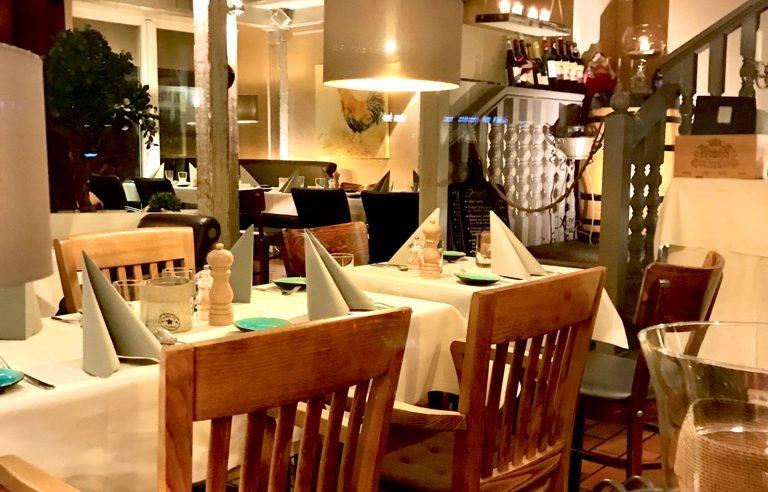 Innenansicht des Barefood Deli in Hamburg mit gemütlicher Atmosphäre und stilvoller Einrichtung