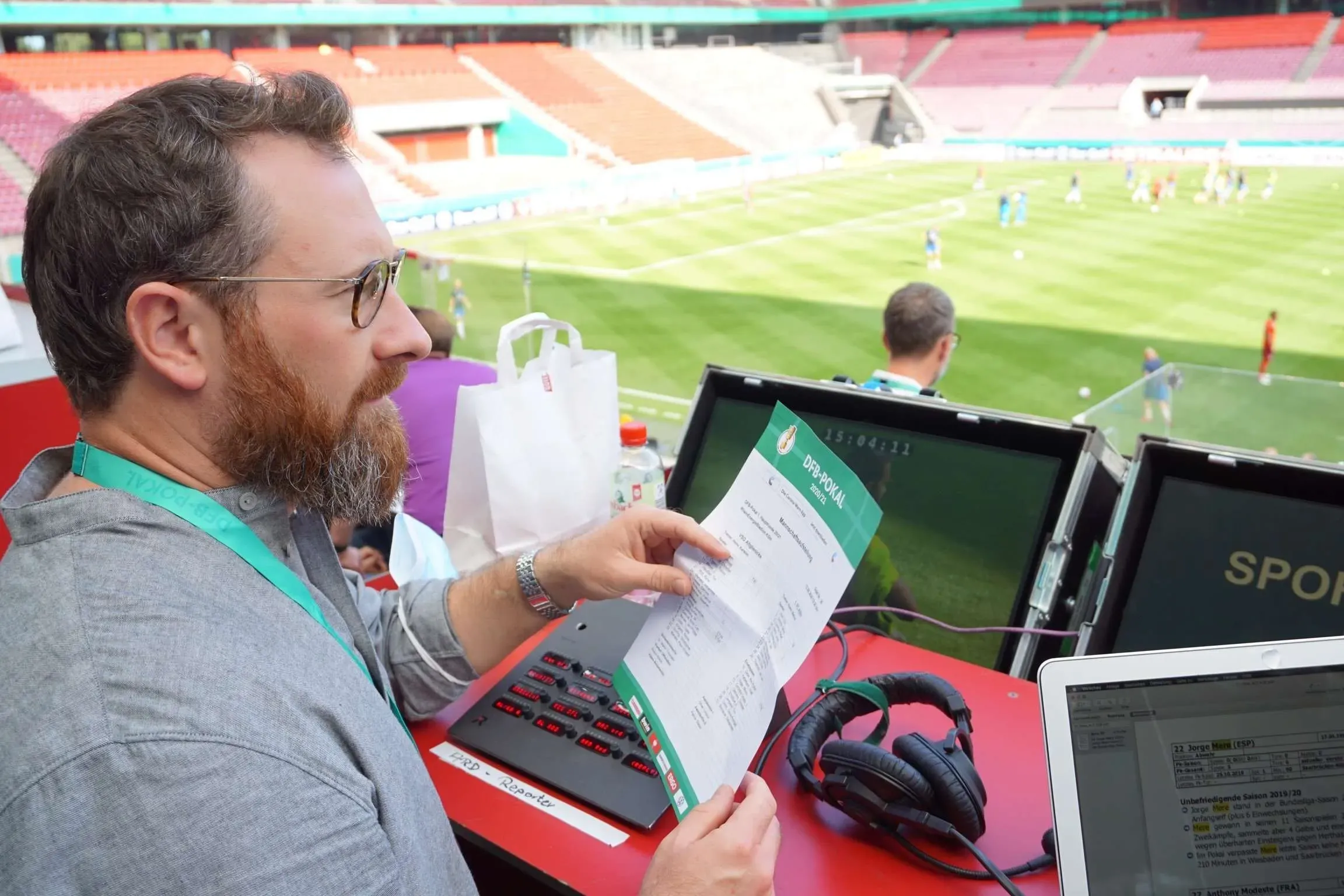 Robert Hunke interviewt einen Trainer