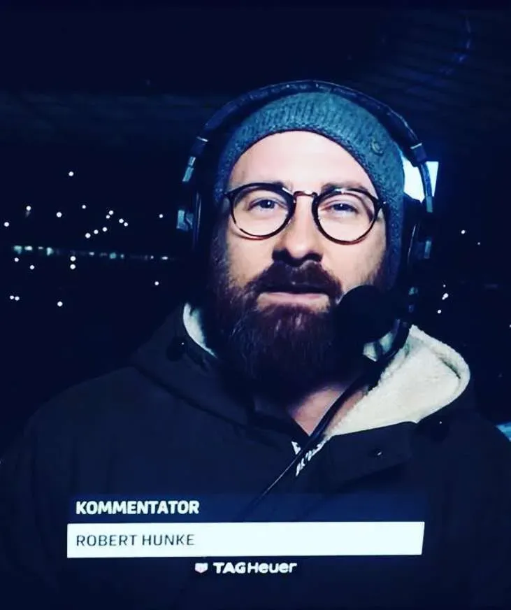 Robert Hunke mit einem Mikrofon