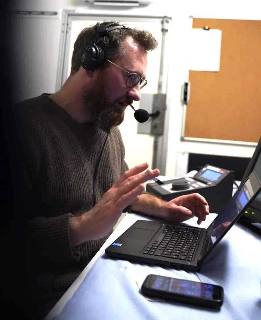 Robert Hunke spricht ins Mikrofon