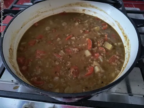 Röstung von Buchweizen für das Curry