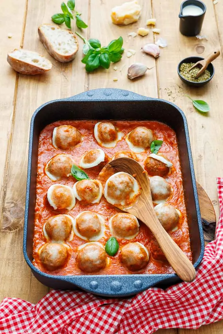 Saftiges Hackfleisch mit Tomatensoße und cremigem Mozzarella