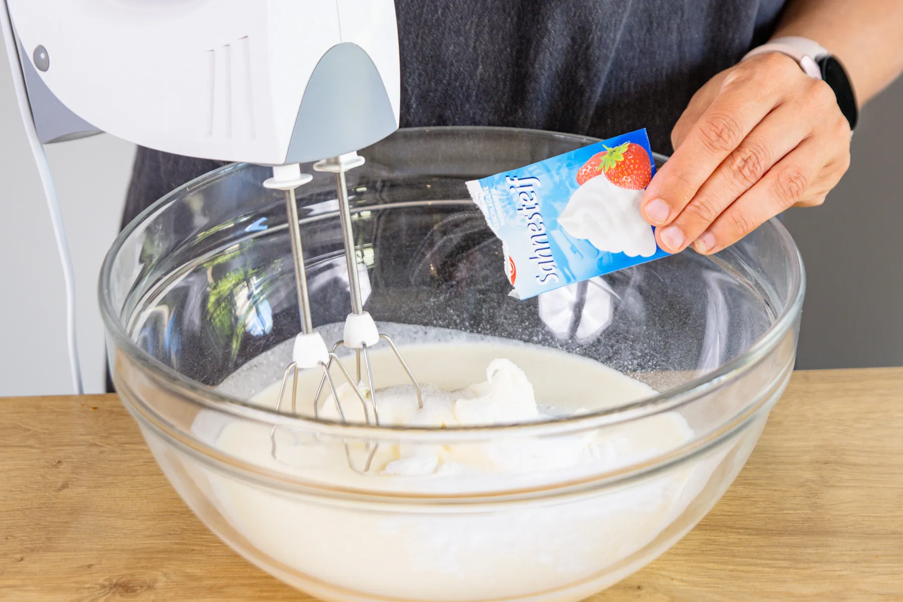 Sahne und Mascarpone mit Sahensteif steifschlagen