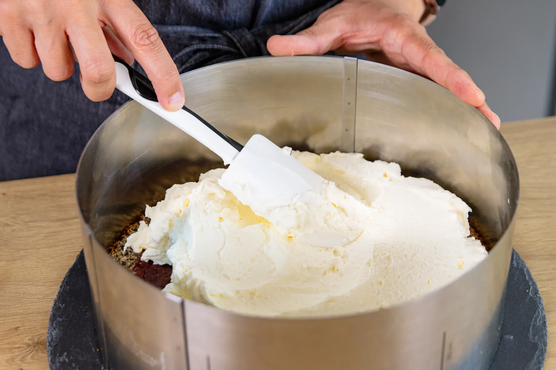 Sahnecreme auf Tortenboden verteilen
