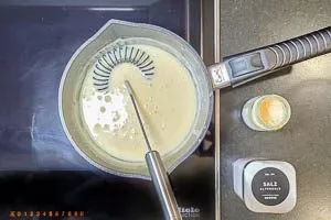 Salz und Meerrettich dazugeben, Hitze reduzieren, Pfeffer dazugeben und abschmecken