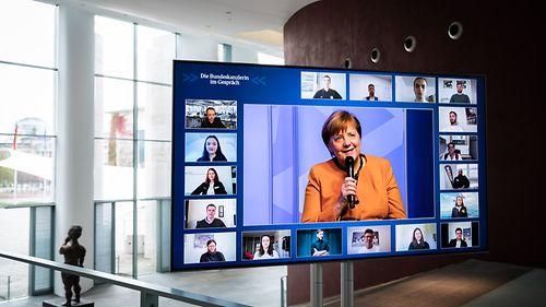 Begegnung zwischen einer Bürgerin und Angela Merkel, die ein Gespräch über Politik und Leben führt